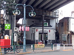 かぼちゃの街頭の後ろは、古い蔵屋敷風の青物横丁駅前交番 かぼちゃ