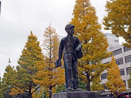 働く少年の像 イチョウ並木がきれいです 像