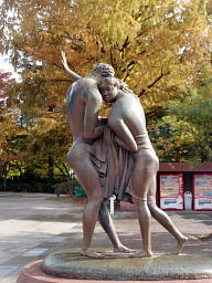 駆け寄る女性は体当たりしているようです 女性