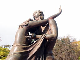 受け止める男性は戸惑っているように見えます 男性