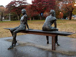 後ろに手をついた彼女 後ろに手