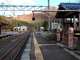 こけしがお出迎えする作並駅 駅