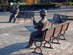 三つのベンチそれぞれに作品があります 全景