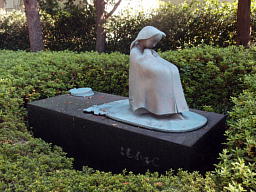 あぁ、山本正道だなとわかるいつもの少女像 少女