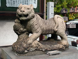 雄虎(阿形)は何に寄りかかっているのかな? 阿