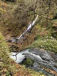 姉滝(手前)と妹滝 姉妹滝