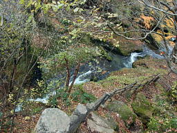 遊歩道から見る姉滝の落ち口付近 姉滝