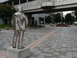 Singing Birdに対峙するAnonymous Anonymous