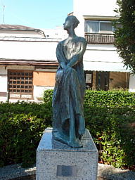 横を向いて何を見ているのでしょうか 正面