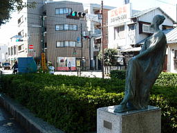 彼女は信号の変わるのを見ているのですね 信号