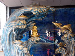 神奈川沖浪裏を思わせる波の中に立たれる「えびす様」 2