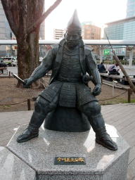 竹千代像を後ろから見守る今川義元公像 今川義元