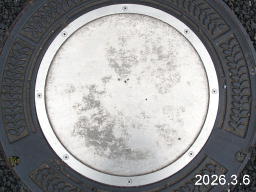 ゆりーとのマンホールがなぜこんなところに? ゆりーと